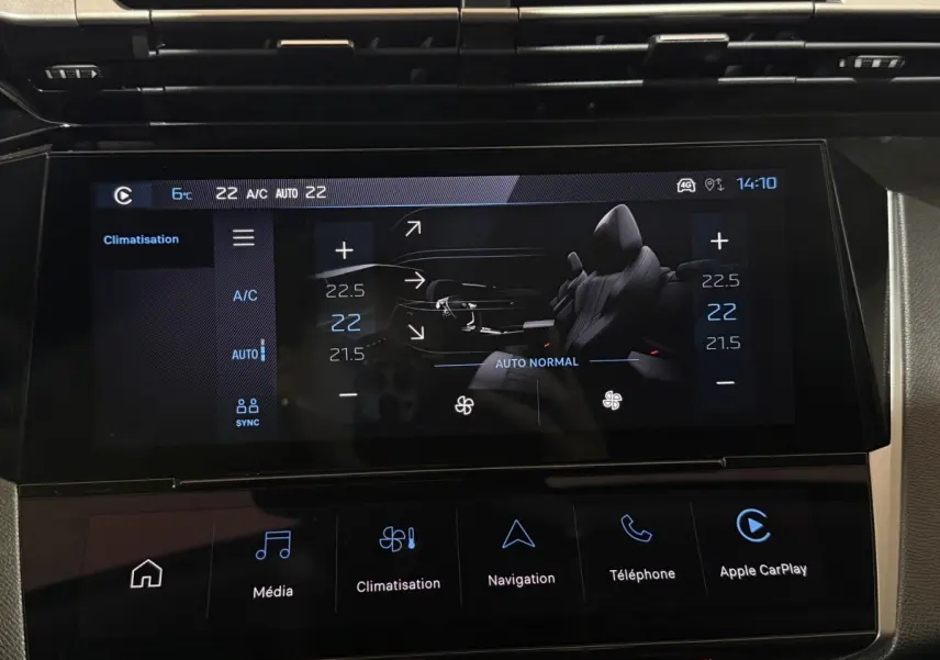 Écran tactile central de la Peugeot 308 2025 affichant la climatisation et les réglages intérieurs en vue frontale.