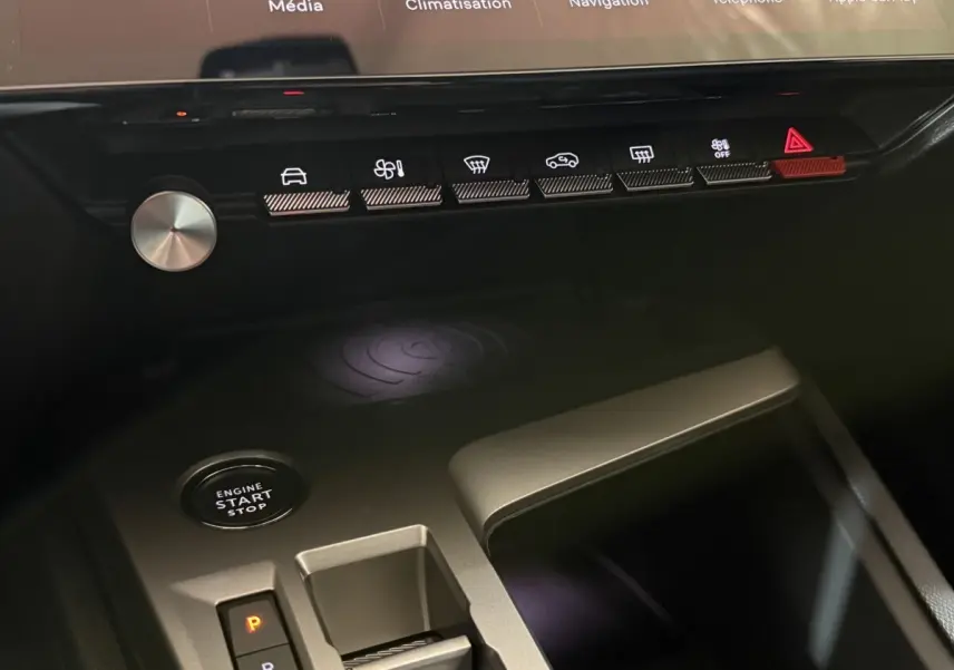 Gros plan intérieur sur la console centrale de la Peugeot 308 2025, avec bouton start/stop et commandes tactiles.