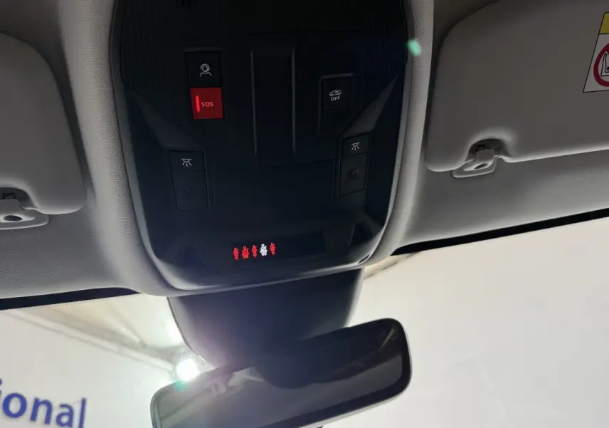 Vue intérieure du plafond avant de la Peugeot 308 avec commandes SOS et éclairage, rétroviseur central visible.