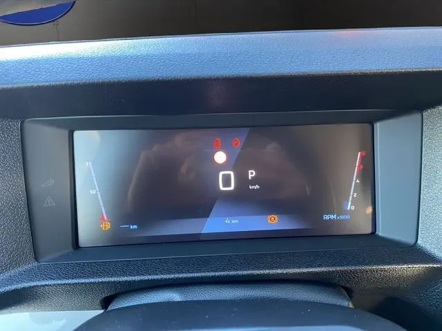 Affichage numérique du combiné de bord du Peugeot Expert XL gris acier, vue frontale du tableau de bord.