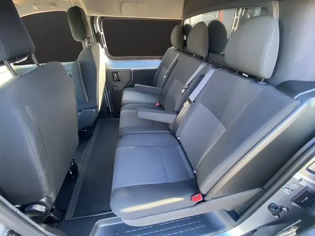 Vue intérieure latérale droite des sièges arrière gris foncé du Peugeot Expert Cabine Approfondie XL 2025, avec accoudoirs et ceintures visibles.