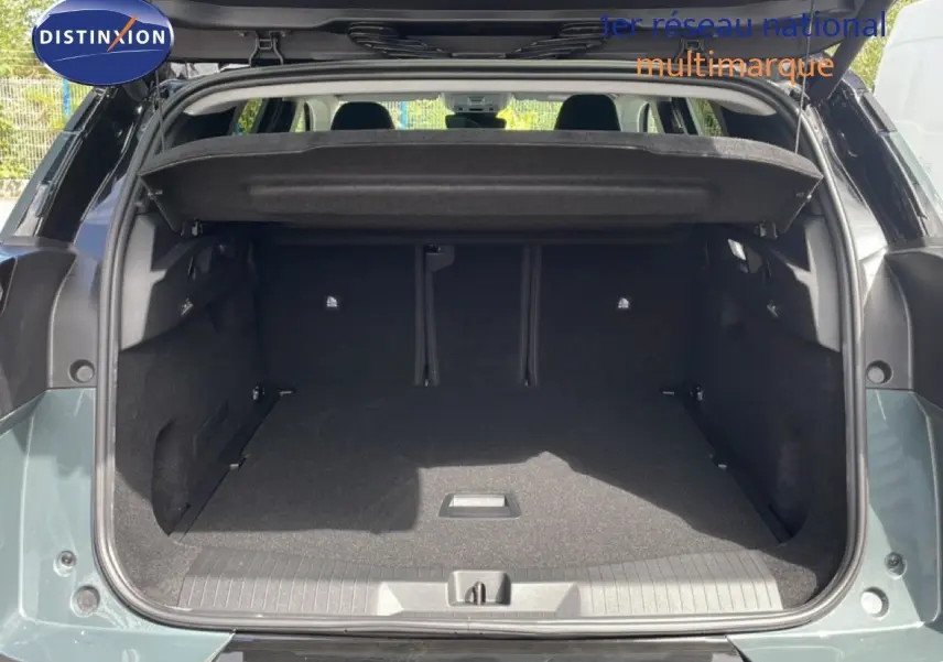 Coffre ouvert vu de l'arrière d'un Citroën C5 Aircross Hybrid vert Astoria Metal, espace de chargement vide et propre.