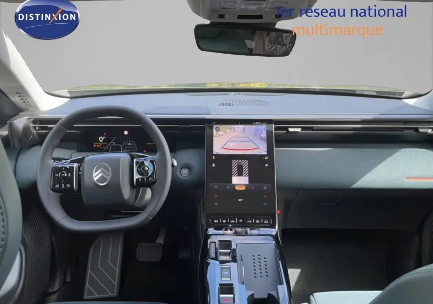 Vue intérieure avant du Citroën C5 Aircross Hybrid avec tableau de bord moderne et écran central tactile allumé.
