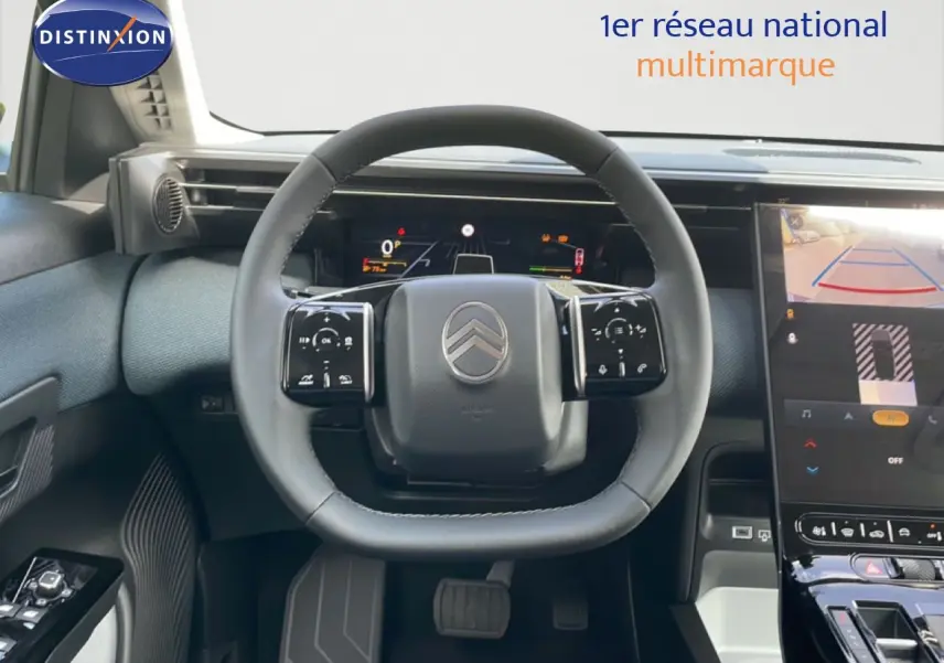 Vue intérieure centrée sur le volant du Citroën C5 Aircross Hybrid avec écran tactile et affichage numérique.