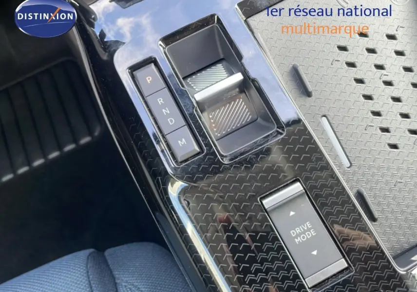Gros plan sur la console centrale noire brillante du Citroën C5 Aircross Hybrid avec sélecteur de vitesses et bouton Drive Mode.