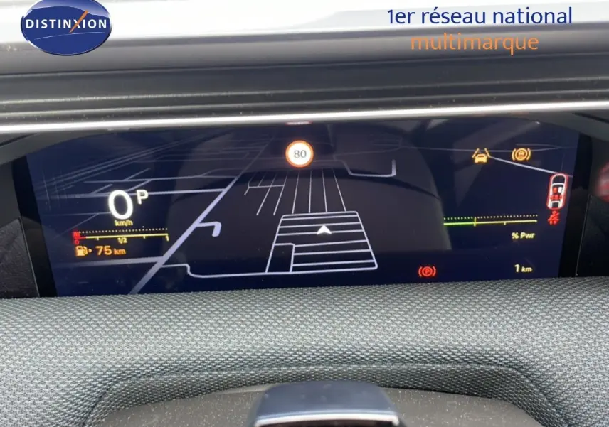 Tableau de bord numérique du Citroën C5 Aircross Hybrid, affichage de la vitesse et navigation, intérieur tissu gris.