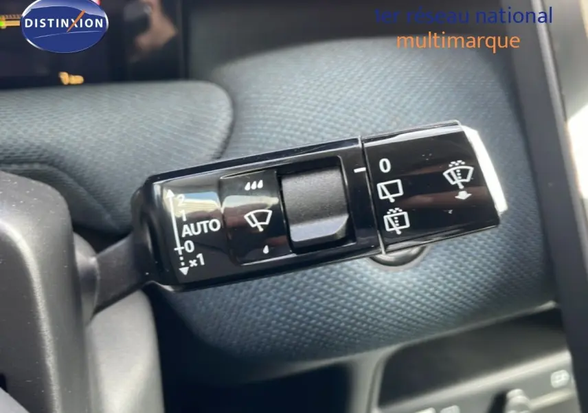Gros plan sur la commande d'essuie-glace du Citroën C5 Aircross Hybrid, avec détails des réglages visibles.