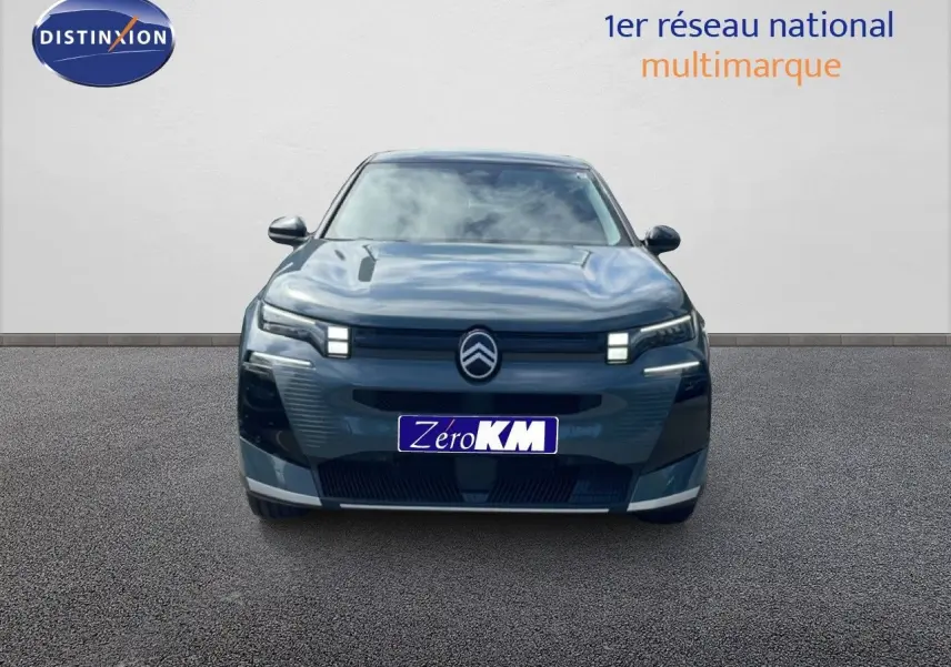 Vue frontale d'un Citroën C5 Aircross Hybrid 145ch en vert Astoria métallisé, avec phares LED distinctifs allumés.