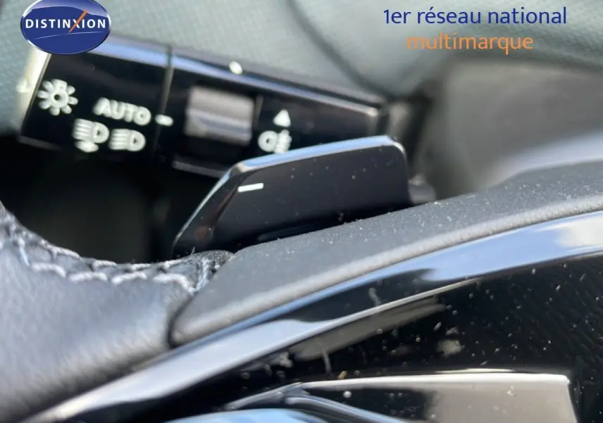 Gros plan sur la palette de changement de vitesse au volant du Citroën C5 Aircross Hybrid, intérieur noir.