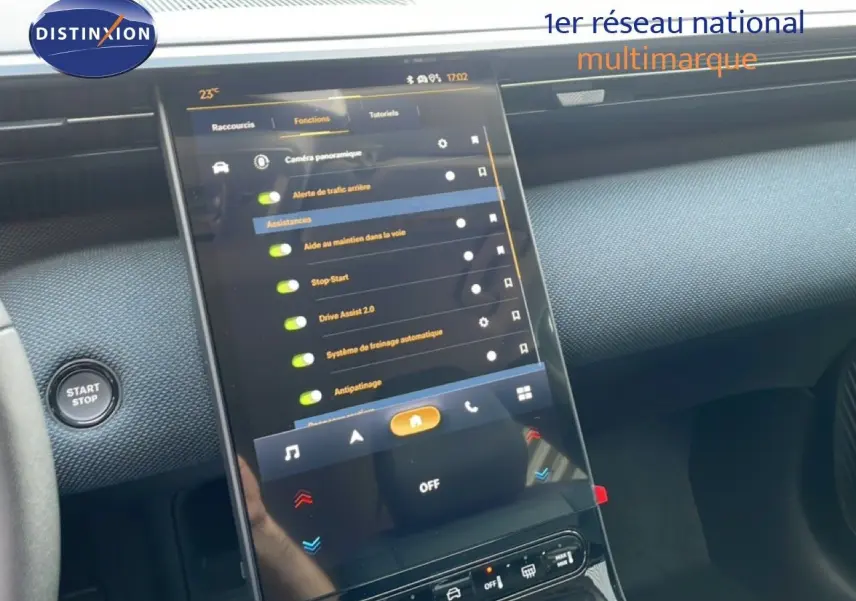 Vue rapprochée de l’écran tactile central du tableau de bord du Citroën C5 Aircross Hybrid avec commandes d’assistance activées.