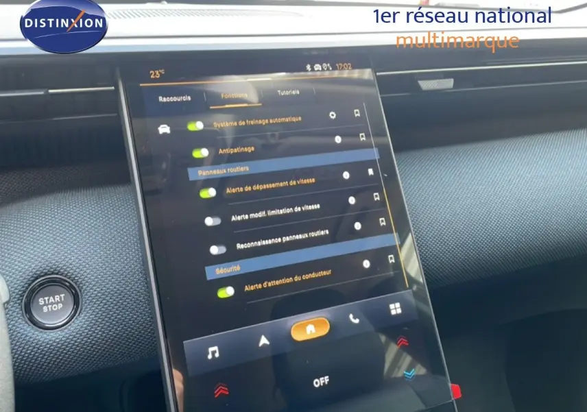 Vue rapprochée de l’écran tactile central du Citroën C5 Aircross Hybrid avec tableau de bord noir texturé.