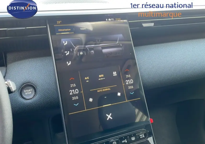 Vue rapprochée de l’écran tactile central du tableau de bord du Citroën C5 Aircross Hybrid en intérieur noir.