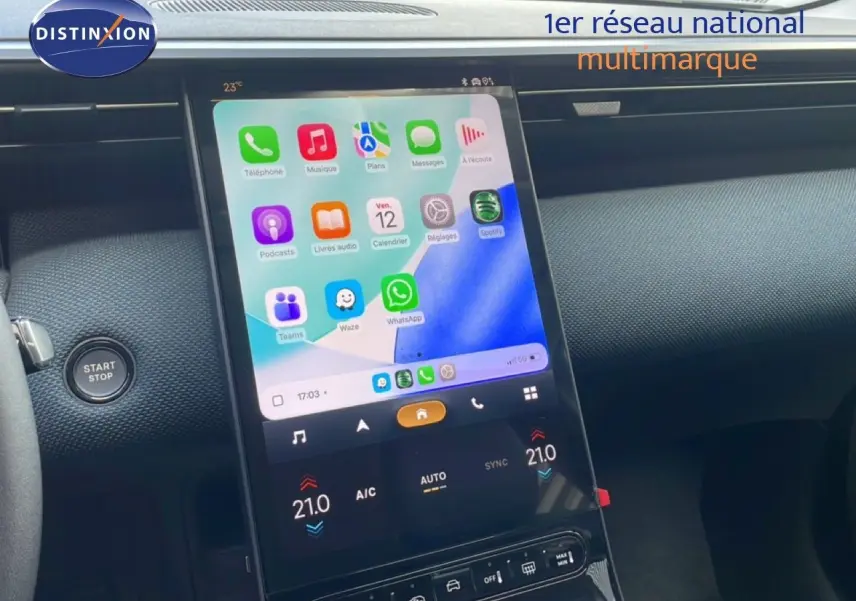 Vue rapprochée de l'écran tactile central du tableau de bord du Citroën C5 Aircross Hybrid avec interface connectée.