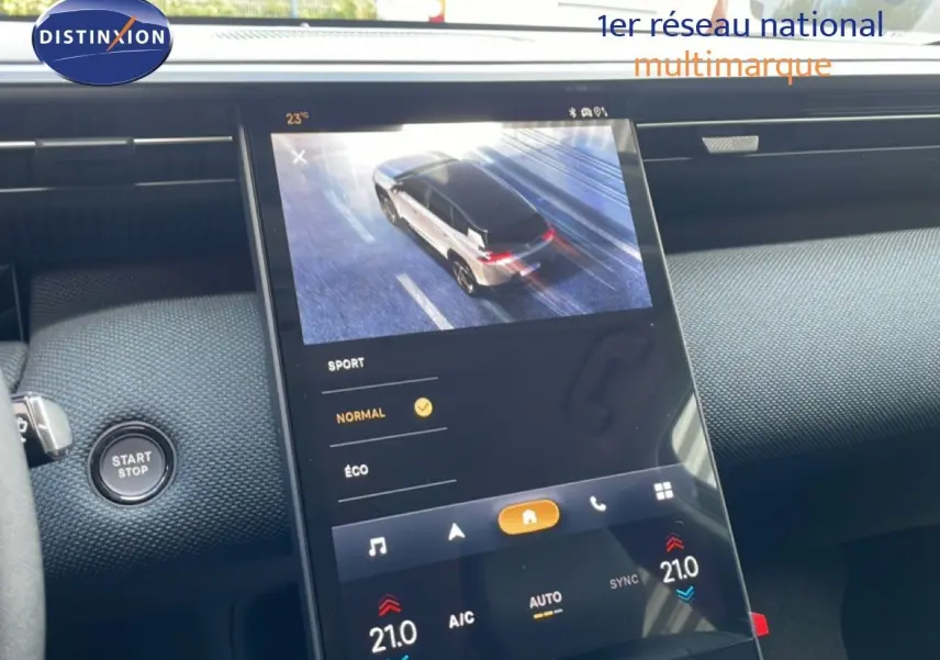 Écran tactile central du Citroën C5 Aircross Hybrid, affichant les modes de conduite, intérieur noir avec bouton Start/Stop.