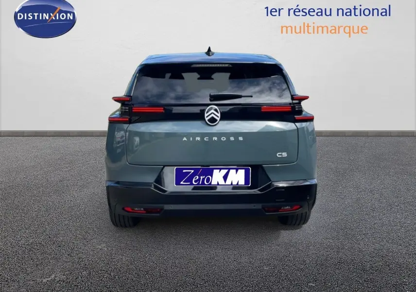 Vue arrière du Citroën C5 Aircross Hybrid 145ch en vert Astoria Metal avec feux arrière horizontaux rouges et toit noir.