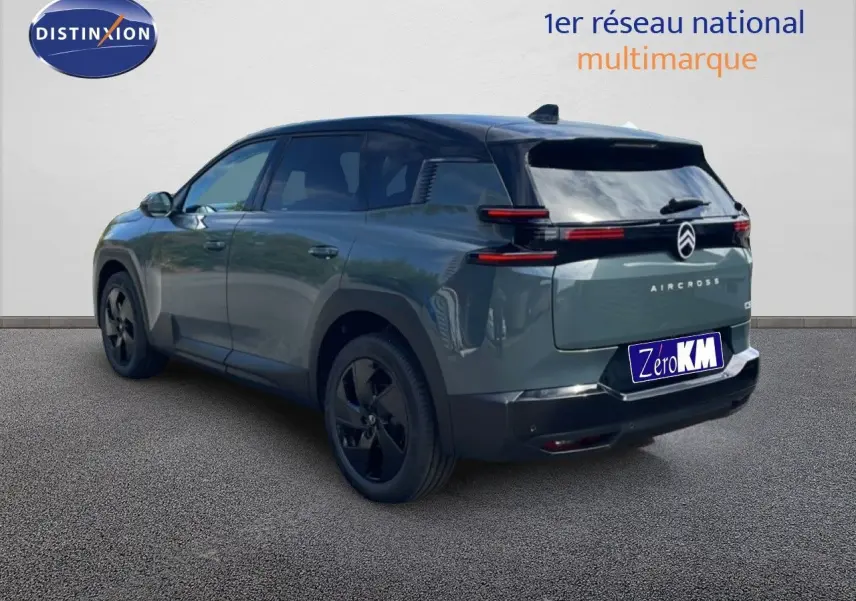 Vue 3/4 arrière droite du Citroën C5 Aircross Hybrid vert Astoria Metal avec feux arrière LED et jantes noires.