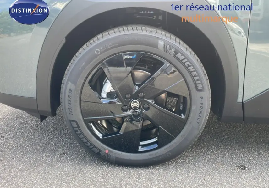 Gros plan sur la roue avant droite noire brillante du Citroën C5 Aircross Hybrid vert Astoria Metal.