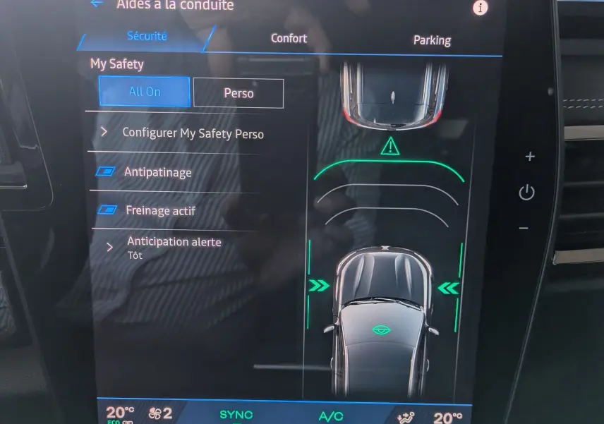 Écran tactile intérieur du Renault Espace VI E-Tech noir, affichant les aides à la conduite et la vue 360° du véhicule.
