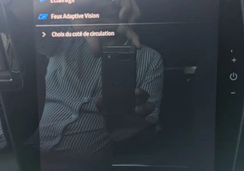 Écran tactile central du Renault Espace VI E-Tech, affichant les réglages d’éclairage et de vision adaptative.