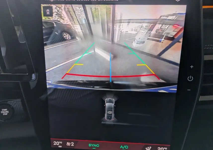 Écran central montrant la caméra de recul du Renault Espace VI noir Étoile avec lignes de guidage colorées.