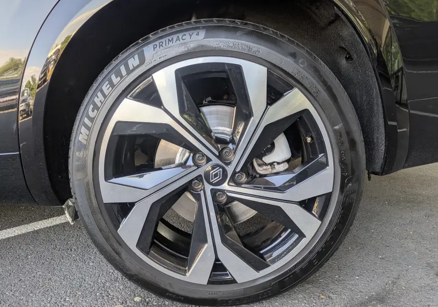 Gros plan sur la jante alliage 20 pouces Daytona bicolore du Renault Espace VI noir Étoile, avec pneu Michelin Primacy 4.