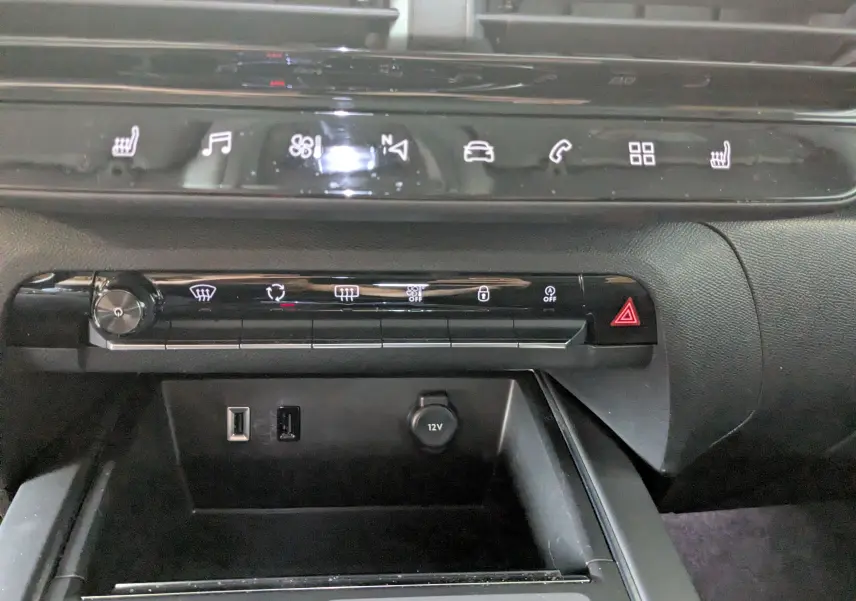Vue rapprochée de la console centrale du Citroën C5 Aircross 2024, boutons tactiles et prises USB visibles.
