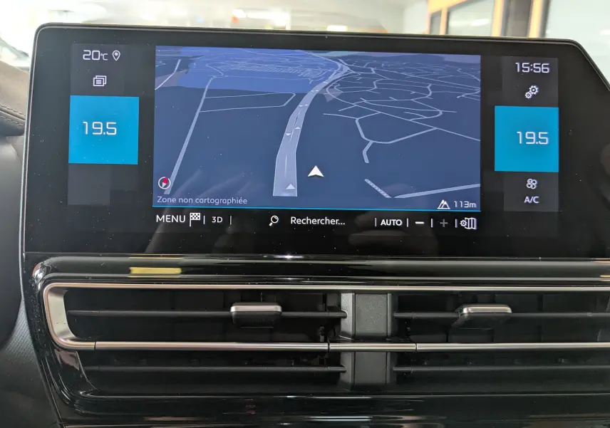Écran central tactile du tableau de bord du Citroën C5 Aircross 2024 affichant la navigation et la climatisation.