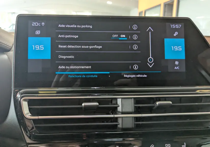 Écran tactile central du Citroën C5 Aircross 2024 affichant les réglages d’aides à la conduite et la climatisation à 19,5°C.