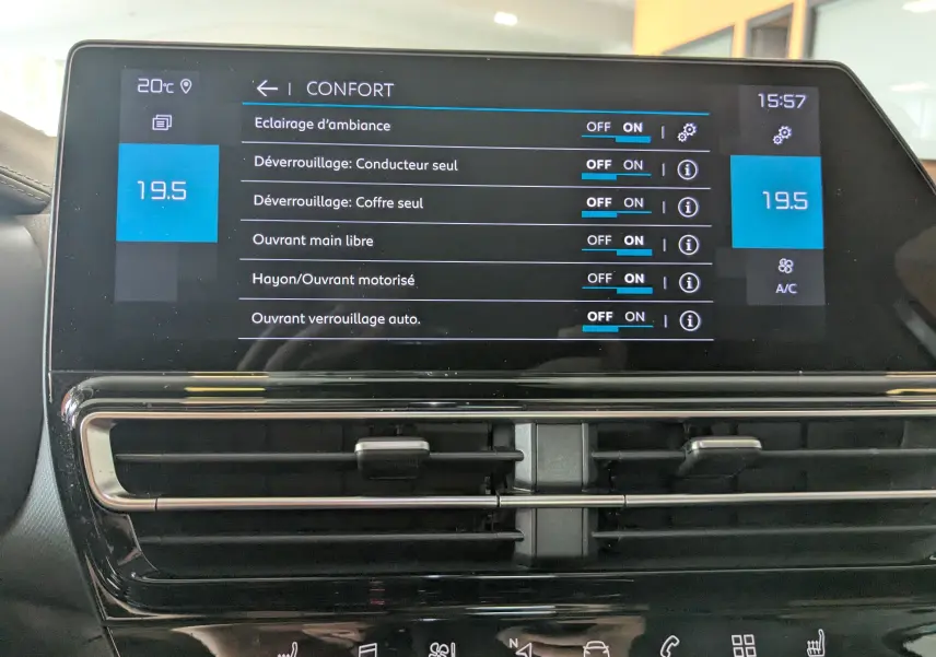 Écran tactile central du tableau de bord du Citroën C5 Aircross 2024 gris Artens, affichant les réglages de confort.