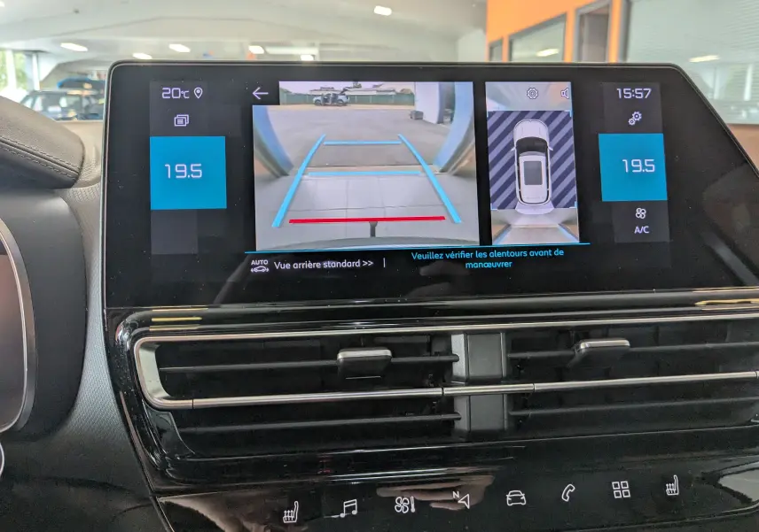 Écran central du tableau de bord du Citroën C5 Aircross 2024 montrant la caméra de recul et la vue 360° intérieure.