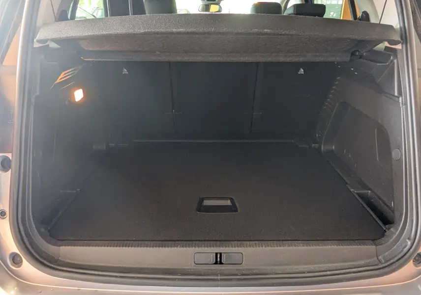 Vue intérieure du coffre ouvert du Citroën C5 Aircross gris Artens, montrant l'espace de rangement et la tablette cache-bagages.