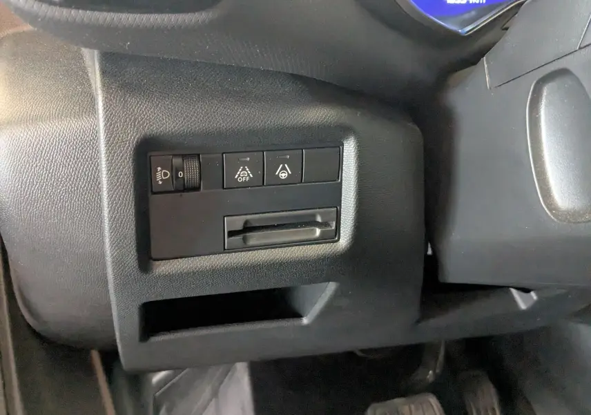 Vue intérieure du tableau de bord côté gauche du Citroën C5 Aircross gris Artens, avec commandes d'assistance à la conduite.