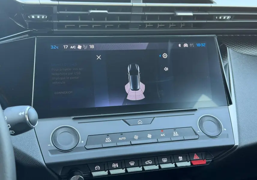 Vue rapprochée de l’écran tactile central et des commandes de climatisation de la Peugeot 308 e-308 noir Perla Nera.