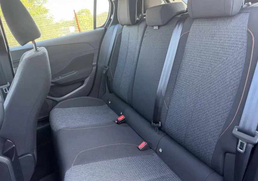 Vue intérieure côté droit des sièges arrière en tissu gris et noir de la Peugeot 308 e-308 2025 Noir Perla Nera.