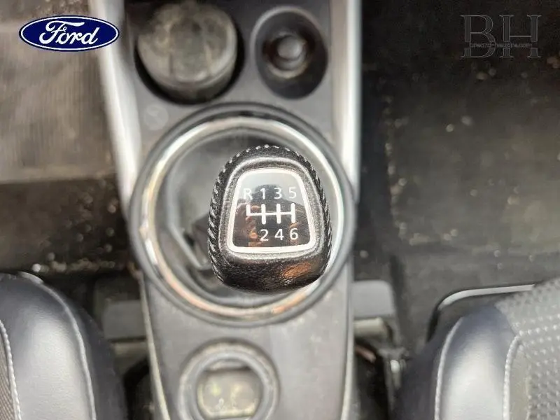 Levier de vitesses manuel en cuir noir vu de dessus dans l'habitacle d'une Citroën C4 Aircross brun Mangaro