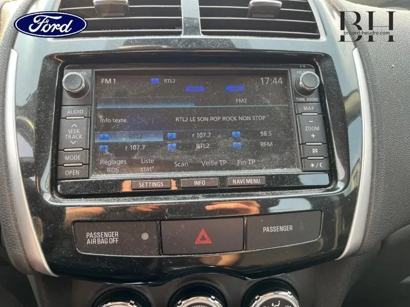 Vue rapprochée de l'écran tactile Navidrive et commandes du tableau de bord du Citroën C4 Aircross brun Mangaro.