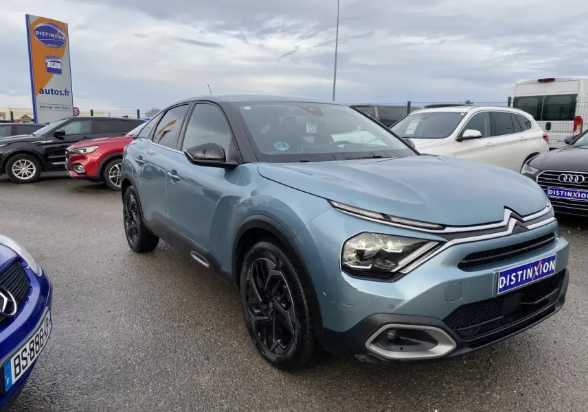 Citroën C4 bleu Iceland vue 3/4 avant droit, avec projecteurs LED et jantes noires distinctives.