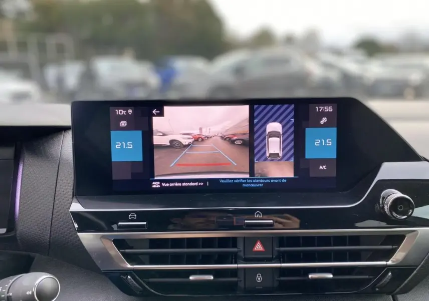 Écran tactile central affichant la caméra de recul et la climatisation dans le tableau de bord d'une Citroën C4 2021.