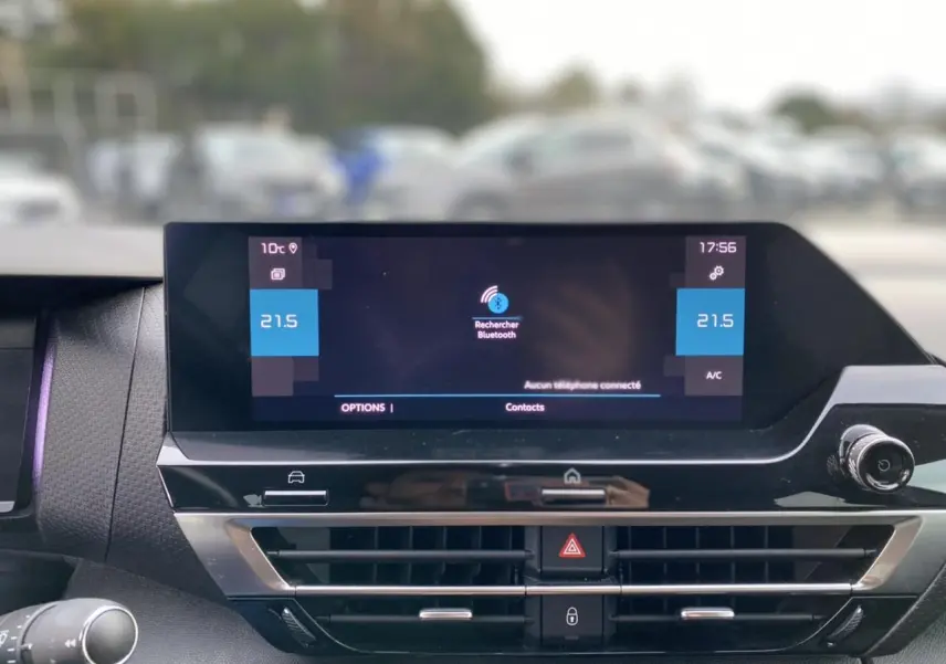 Tableau de bord de Citroën C4 2021 avec écran tactile central affichant la climatisation à 21,5°C.