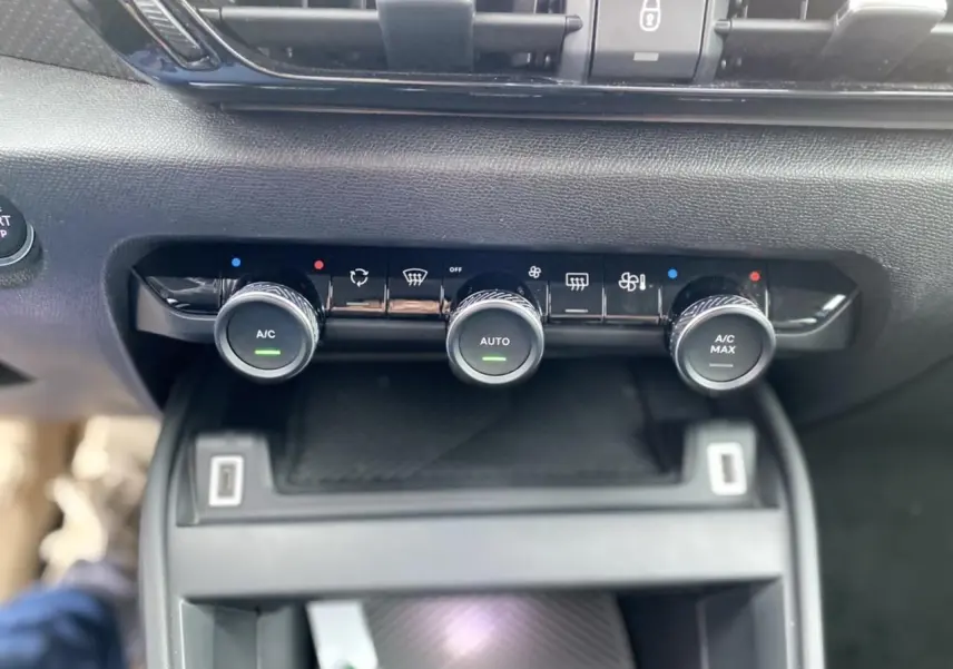 Gros plan sur la console centrale de la Citroën C4 2021, montrant les commandes de climatisation automatique.