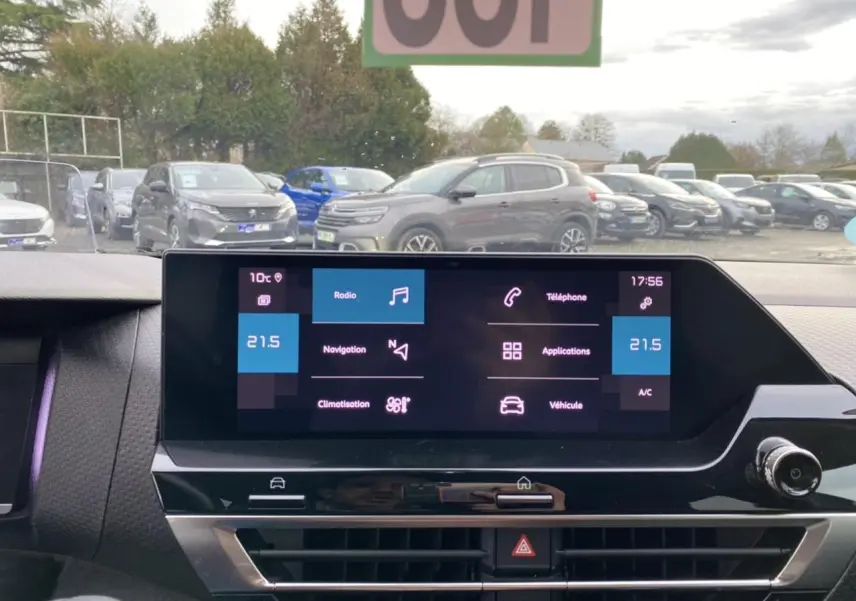 Tablette tactile 10 pouces du tableau de bord de la Citroën C4 2021, affichant les options de navigation et climatisation.