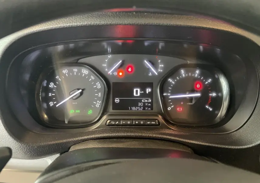 Vue rapprochée du tableau de bord noir de l'Opel Vivaro 2021, affichant la vitesse et le compte-tours.