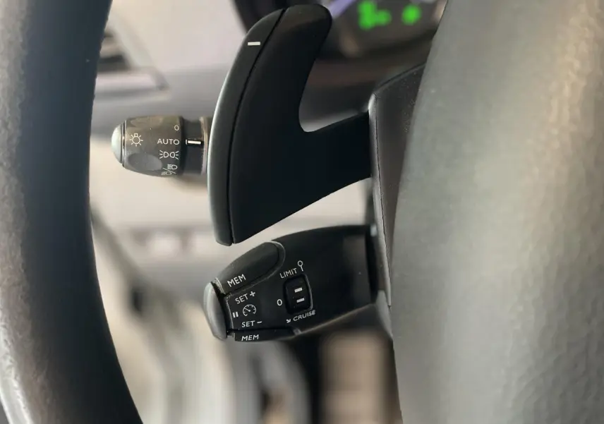 Gros plan sur les commandes au volant du Opel Vivaro blanc, mettant en valeur le régulateur de vitesse et les fonctions associées.