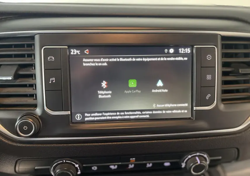 Écran tactile central du tableau de bord de l'Opel Vivaro blanc, affichant les options Bluetooth, Apple CarPlay et Android Auto.