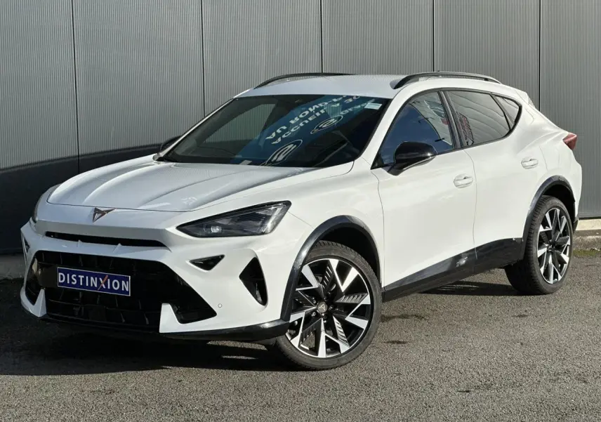 Vue 3/4 avant d'une CUPRA Formentor blanche avec jantes alliage noires et calandre marquée au logo CUPRA.