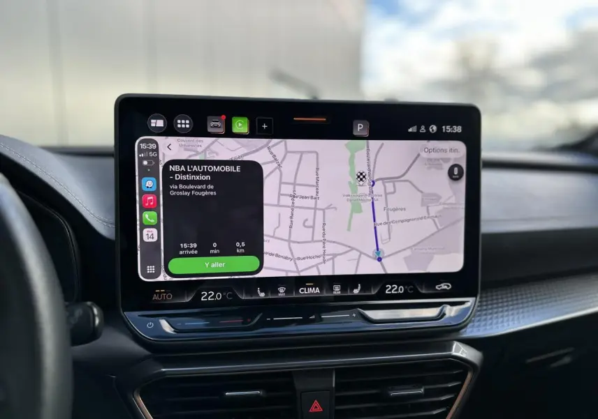 Écran tactile HD 12,9'' du tableau de bord du CUPRA Formentor 2025 avec navigation et climatisation affichée.