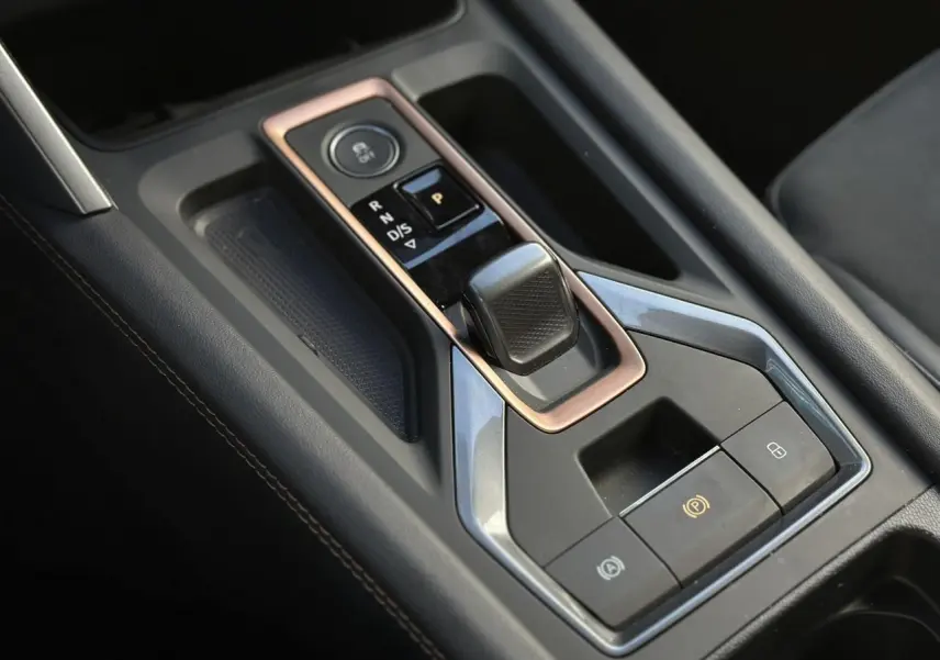 Gros plan sur la console centrale du CUPRA Formentor gris, mettant en valeur le sélecteur de boîte automatique DSG7.