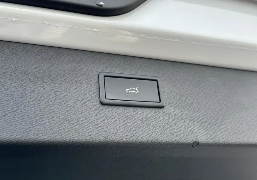 Bouton d'ouverture du hayon sur la garniture intérieure grise d'un CUPRA Formentor 2025.