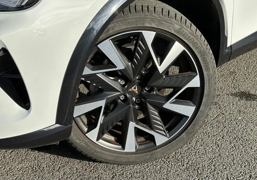 Gros plan sur la jante alliage 19'' Sandstorm côté avant droit du CUPRA Formentor gris magnétique.