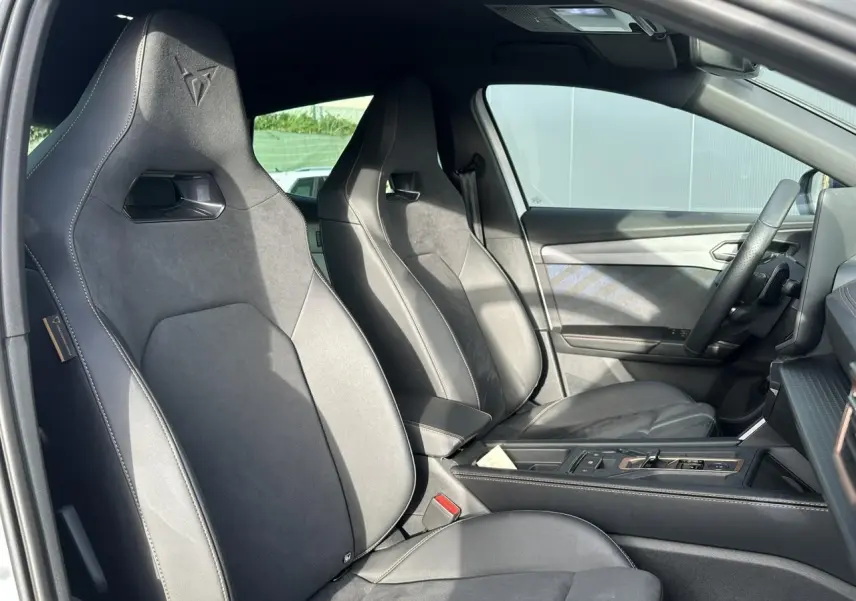 Intérieur avant du CUPRA Formentor 2025, sièges baquets suédine noir asphalte et volant Supersports en cuir.